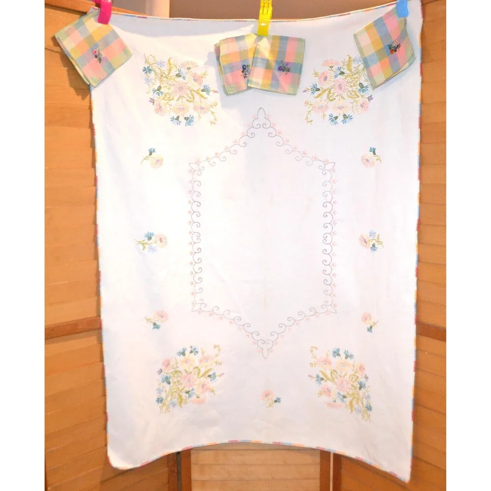 Tablecloth Floral Stitching with Napkins Jardinière - Picture 2 of 8